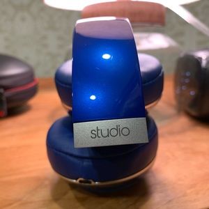 Glossy blue beats studio without Bluetooth